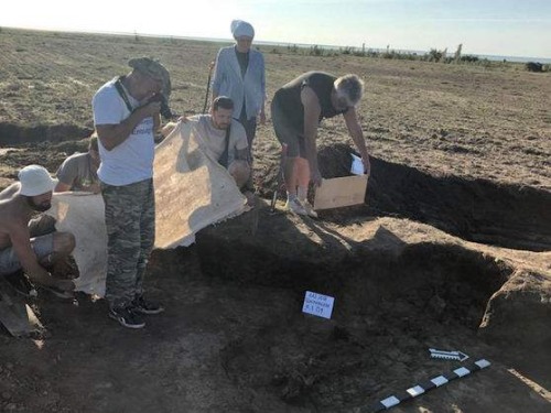Раскоп могилы воина-сармата на Арабатской стрелке