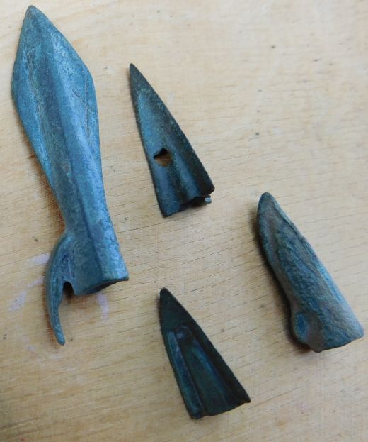 Находки в песках Арабатской стрелки - наконечники стрел для охоты и войны